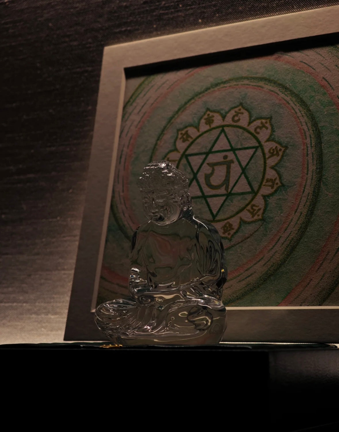 Serene White Crystal Buddha Statue - A Sanctuary of Peace（10*7.2cm)